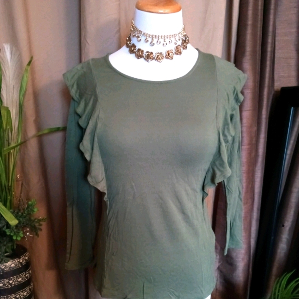 Cute ruffle 3/4 sleeve top